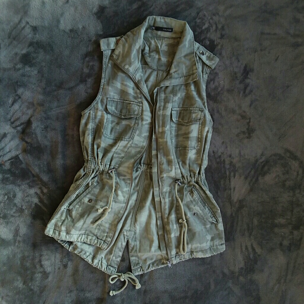 Camo utility vest